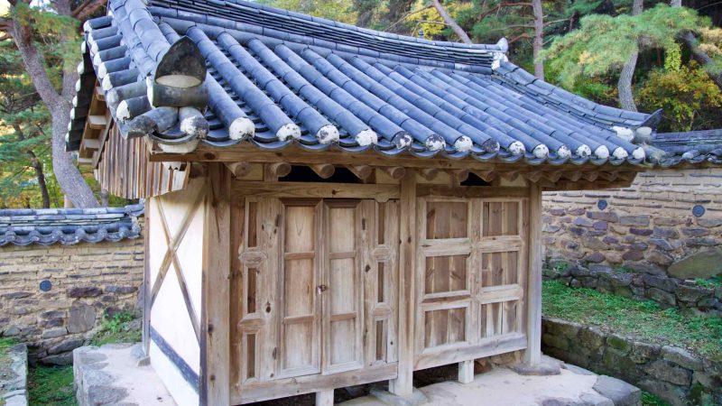 A picture of the front gate of Dodong Seowon Confucian Academy (도동서원) in Dalseong County, South Korea.