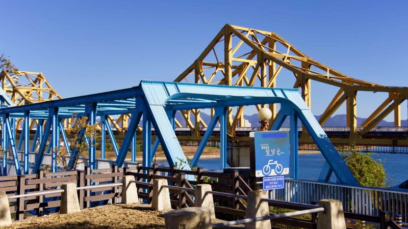 A picture of the New and Old Namji Bridge over the Nakdong River in Namji Town, Changnyeong County.