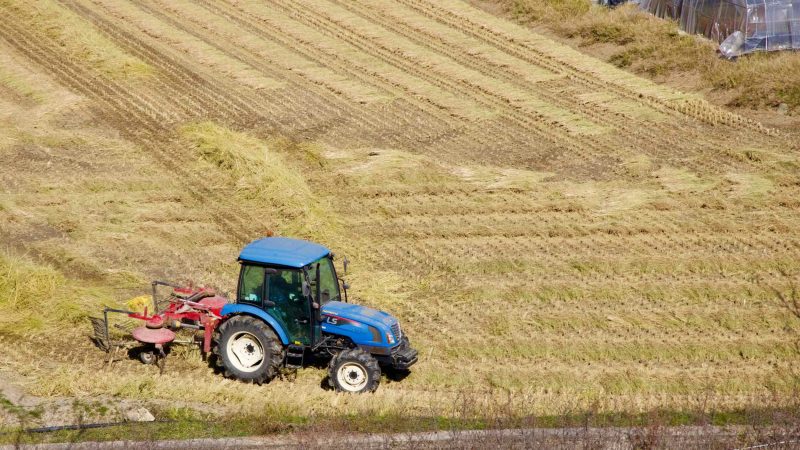 A picture of a tractor near the Bakjin Pass (박진고개) on the Nakdonggang Bike Path (낙동강자전거길) along the Nakdong River in South Korea.