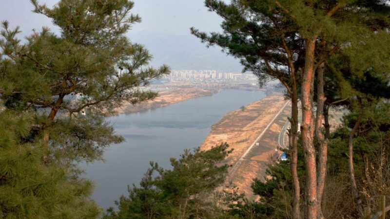 The eastward view of the Nakdong River from Daramjae Pass (다람재) near Dodong Seowon Confucian Academy in Dalseong County, South Korea.