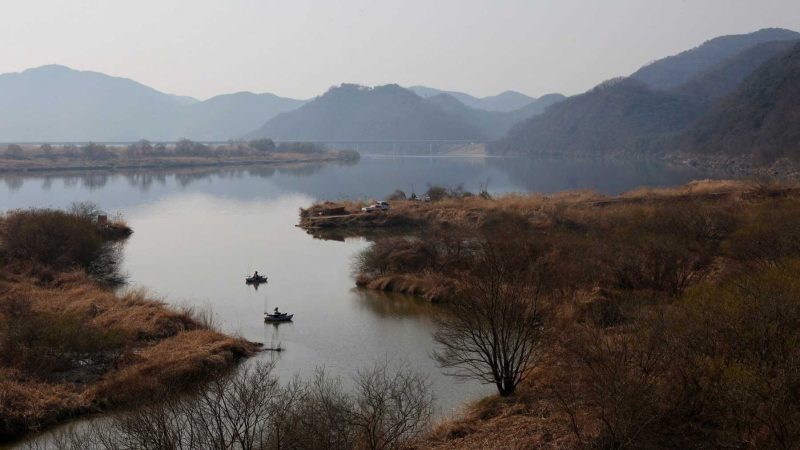 A picture of the Nakdong River from the Nakdonggang Bike Path (낙동강자전거길) the in South Korea.