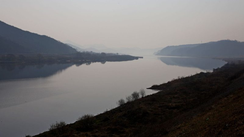 A picture of the Nakdong River from the Nakdonggang Bike Path (낙동강자전거길) the in South Korea.