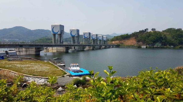 A picture of Chilgok Weir (칠곡보) on the Nakdong River in Chilgok County, South Korea.