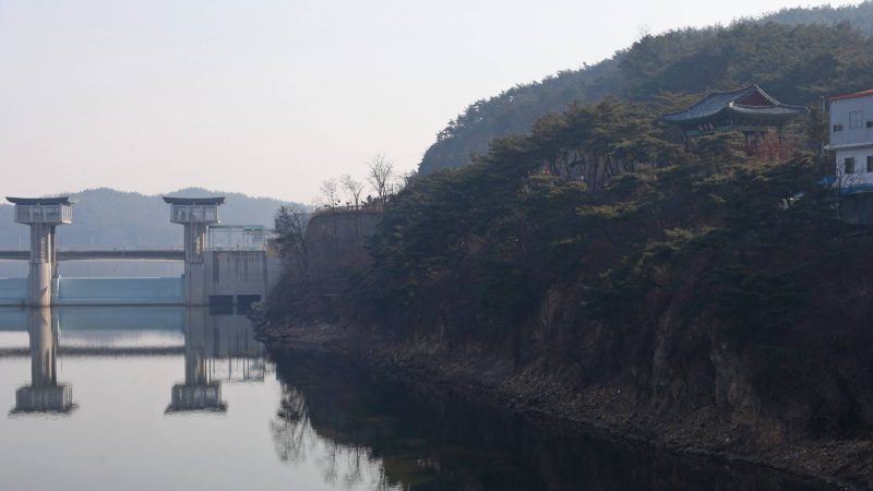 A picture of Gwansuru Pavilion and the Nakdan Weir (낙단보) on the Nakdong River in Sangju City, South Korea.