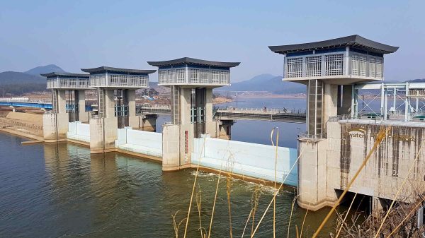 A picture of the Nakdan Weir (낙단보) on the Nakdong River in Sangju City, South Korea.