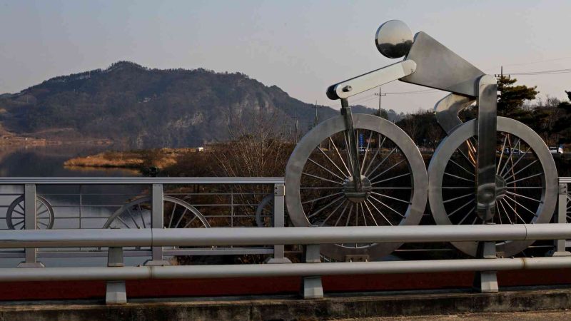 A picture of Gyeongcheon Bridge leading to the Sangju Bicycle Museum (상주자전거박물관) on the Nakdonggang Bike Path (낙동강자전거길) along the Nakdong River in South Korea.