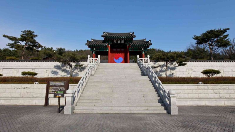 A picture of Sangju Museum’s Traditional Ritual Hall (전통의례관) on the Nakdonggang Bike Path (낙동강자전거길) along the Nakdong River in South Korea.