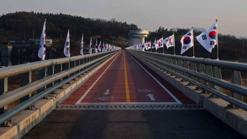 A picture of Sangju Weir (상주보) on the Nakdong River near Sangju City, South Korea.