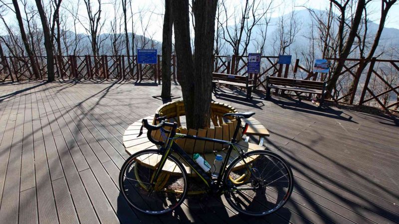 A picture of a bike and rest area along the Ihwa Pass (이화령) on the Saejae Bicycle Path in Goesan County, South Korea.