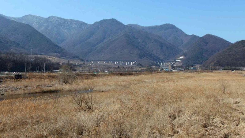 A picture of the landscape near Mungyeong Town (​문경읍) on the Saejae Bicycle Path (새재자전거길) in Mungyeong City (문경시), South Korea.