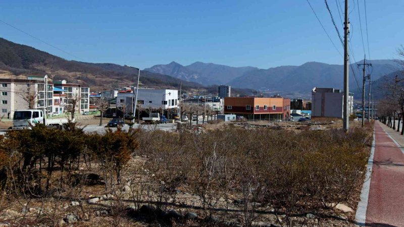 A picture Mungyeong Town (​문경읍) on the Saejae Bicycle Path (새재자전거길) in Mungyeong City (문경시), South Korea.