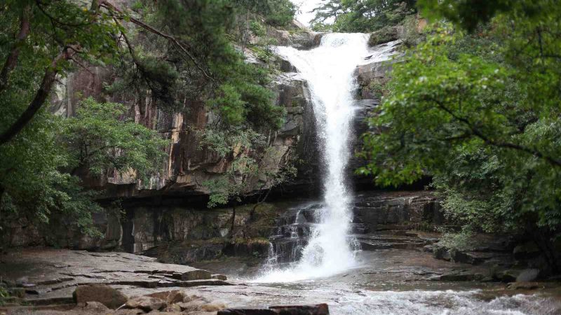 A picture of Suok Falls (수옥폭포) near the Saejae Bike Path in Goesan County, South Korea.