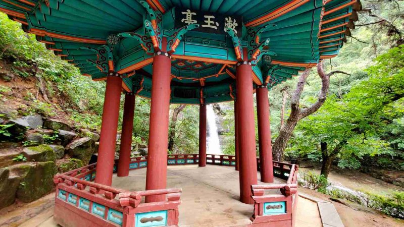 A picture of Suok Pavilion (수옥정) overlooking Suok Falls (수옥폭포) in Goesan County, below the Sojo Pass (소조령) on the Saejae Bike Path (새재자전거길).