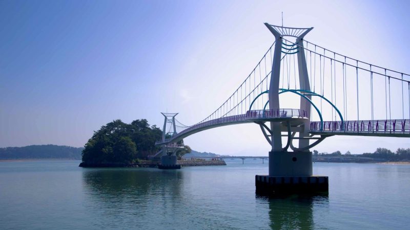 Byeol Heneun Bridge, an elegant pedestrian suspension bridge, links Baealdo Island to the mainland.