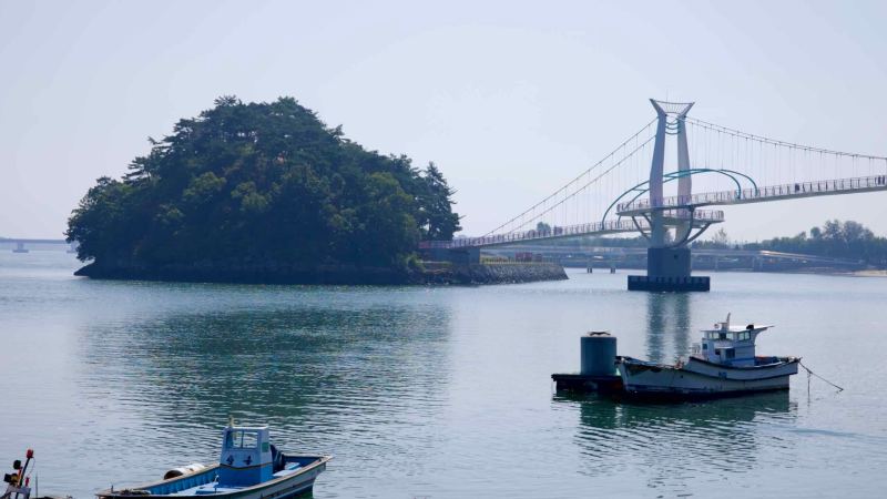 A view of Byeol Heneun Bridge connecting Baealdo with the mainland.