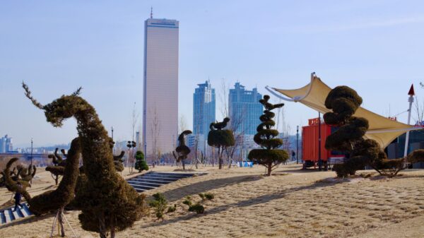 Hangang Bike Path – Seoul Hanam – 63 Building and Yeouido Island Hedges in a sculpture park on Yeouido Island in Seoul.