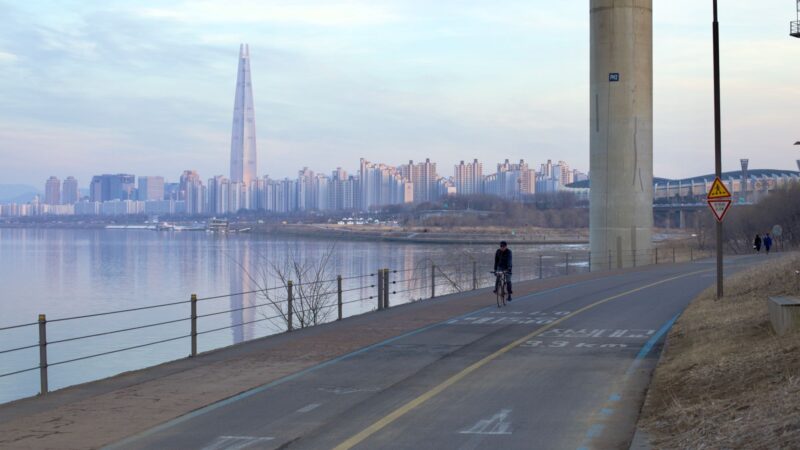 A picture of Lotte World Tower (롯데월드타워) in the Jamsil Neighborhood of Seoul.
