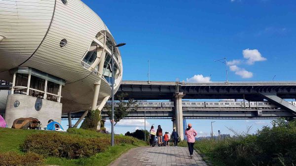 Hangang Bike Path – Seoul Hanam – Ttukseom Park J-Bug Cultural Complex is a community art space and unique, riverside landmark.