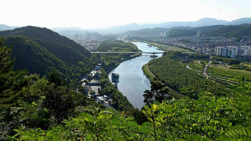 A view of the bike path along the Taehwa River (태화강) bike path in Ulsan, (울산).