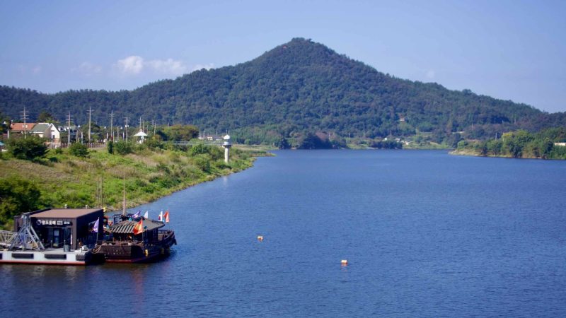 A scenic view of the Yeongsan River with traditional Hwangpo sailboats docked near Yeongsan Port